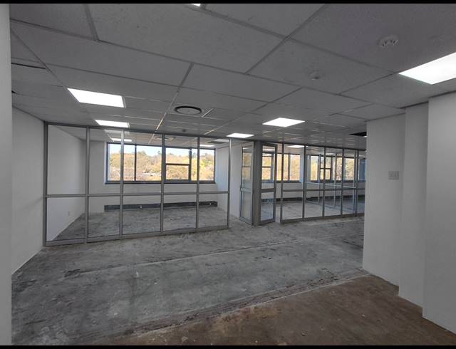 666M² OFFICE TO LET IN MAGALIESSIG
